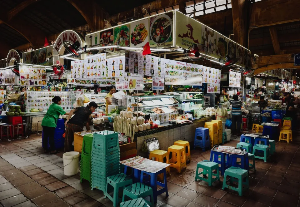 Bàn nướng đông khách tại Quán Đen